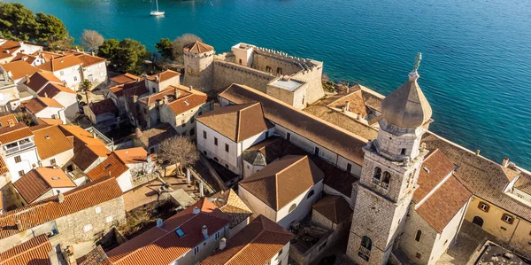 Vista aérea de la histórica ciudad adriática de Krk, isla de Krk, bahía de Kvarner del mar Adriático, Croacia, Europa —  Fotos de Stock