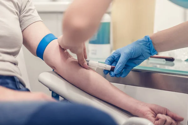 Detailní záběr na lékaře odběr krve vzorek z ruky pacientů v nemocnici pro lékařské vyšetření. — Stock fotografie