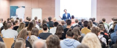 Sözcü, iş konferansında konferans salonunda konuşma yapacak. Konferans salonundaki izleyiciler. İş ve Girişimcilik konsepti. Seyirciler arasındaki tanınmayan kişilere odaklanın..