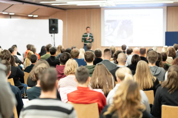 Spreker Geeft Presentatie Collegezaal Universiteit Deelnemers Die Luisteren Naar Lezing — Stockfoto