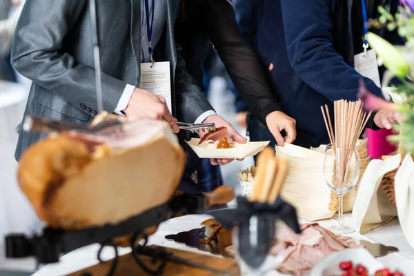 Empresários Pausa Para Almoço Banquete Conferência Negócios Sortimento Alimentos Bebidas — Fotografia de Stock