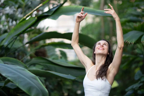 Mujeres Meditando Practicando Yoga Selva Tropical Hermosa Joven Practicando Yoga —  Fotos de Stock
