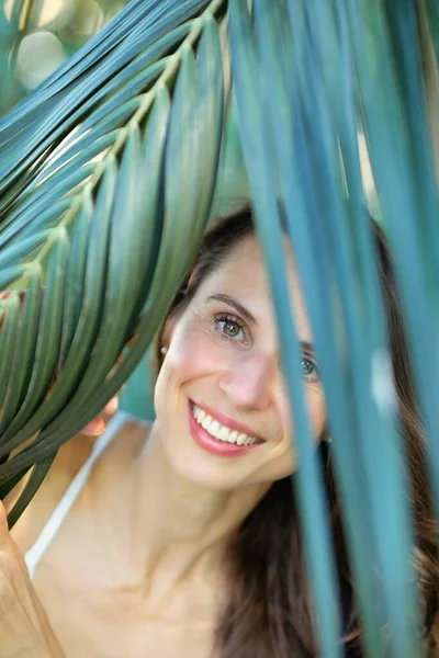 Ung Vacker Naturlig Glad Kvinna Med Friskt Ansikte Och Hud — Stockfoto