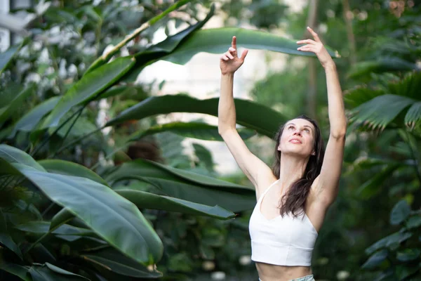 Mujeres Meditando Practicando Yoga Selva Tropical Hermosa Joven Practicando Yoga —  Fotos de Stock