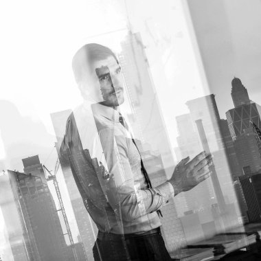 Şirket ofisinde sunum yapan iş adamı. Yeni York şehir Manhattan binaları ve gökdelenler pencere yansıma karşı iş toplantısı sırasında bir sunum sunan iş Yöneticisi.