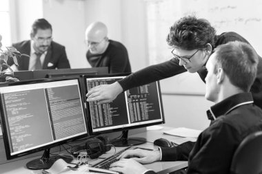 Başlangıç iş ve Girişimcilik problem çözme. Genç AI programcılar ve yazılım geliştiriciler takım beyin fırtınası ve başlangıç şirket pay ofis masaüstü bilgisayarda programlama.