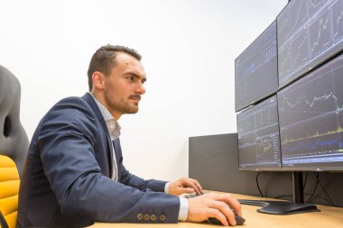 Stok komisyoncu Online süre telefonla emir kabul ticaret. Tüccarlar office birden çok bilgisayar ekranları dizin listeleri ve veri analizleri tam ile.