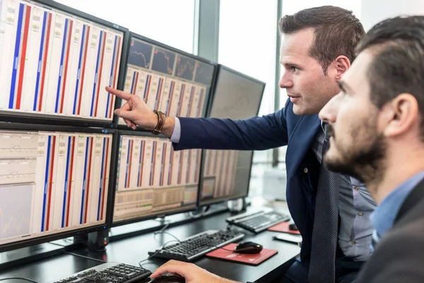 Zakenlieden Handel Voorraden Stock Handelaren Kijken Naar Grafieken Indexen Getallen — Stockfoto