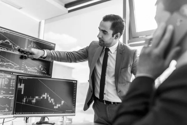Businessmen Trading Stocks Online Stock Brokers Looking Graphs Indexes Numbers — Stock Photo, Image