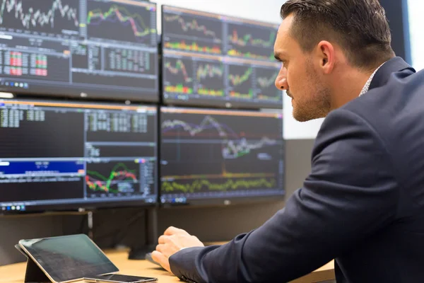 Effectenmakelaar Online Handel Drijvend Terwijl Accepteren Bestellingen Telefonisch Handelaren Kantoor — Stockfoto