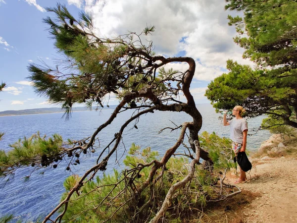 Mladý Aktivní Feamle Turista Dává Pauzu Pitnou Vodu Sobě Malý — Stock fotografie