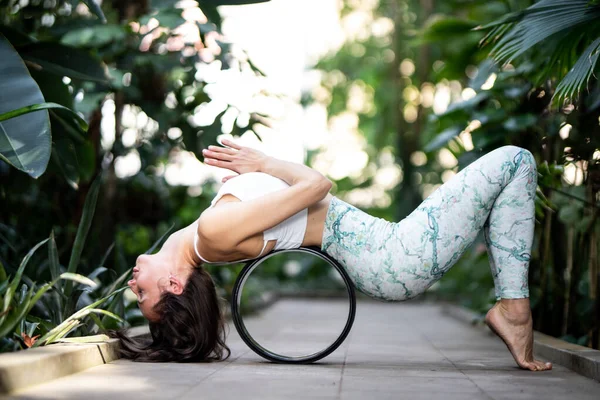 Frauen Meditieren Und Praktizieren Yoga Tropischen Regenwald Schöne Junge Frau — Stockfoto