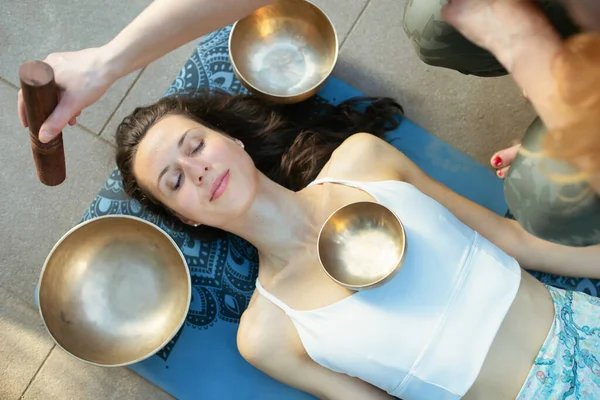 Koncept Jógy Meditace Zvuková Terapie Krásná Mladá Běloška Obklopena Měděné — Stock fotografie