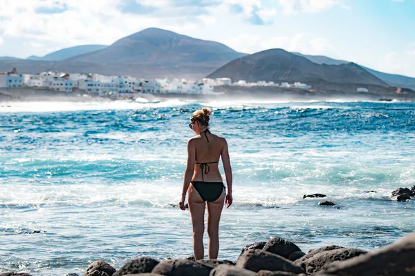 Női Turista Vad Sziklás Strandon Tengerparton Szörf Helyszínen Santa Lanzarote — Stock Fotó