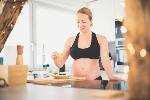 Beautiful Sporty Fit Young Pregnant Woman Preparing Healthy Meal Home — 图库照片