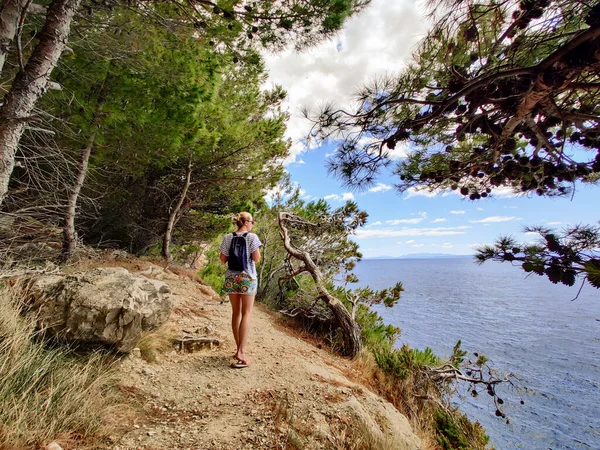 Joven Turista Activo Con Una Pequeña Mochila Caminando Por Sendero — Foto de Stock