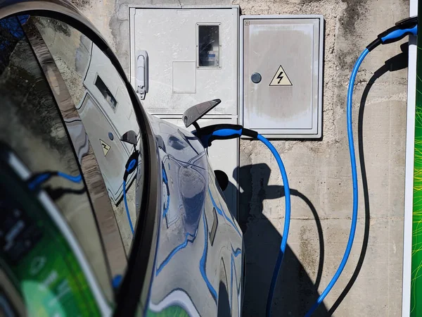 Car Electric Vehicle Charging Station Power Cable Supply Plugged Blurred —  Fotos de Stock
