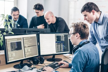 Başlangıç iş ve Girişimcilik problem çözme. Genç AI programcılar ve yazılım geliştiriciler takım beyin fırtınası ve başlangıç şirket pay ofis masaüstü bilgisayarda programlama.