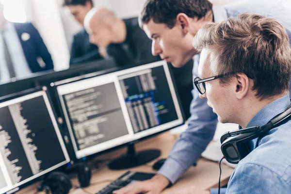 Nystartat Företag Och Entreprenörskap Problemlösning Ung Programmerare Och Mjukvaruutvecklare Team — Stockfoto