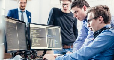 Başlangıç iş ve Girişimcilik problem çözme. Genç AI programcılar ve yazılım geliştiriciler takım beyin fırtınası ve başlangıç şirket pay ofis masaüstü bilgisayarda programlama.