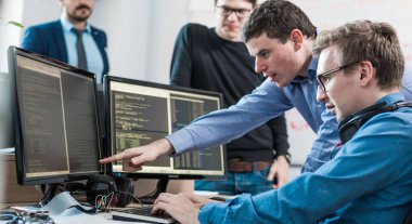 Başlangıç iş ve Girişimcilik problem çözme. Genç AI programcılar ve yazılım geliştiriciler takım beyin fırtınası ve başlangıç şirket pay ofis masaüstü bilgisayarda programlama.