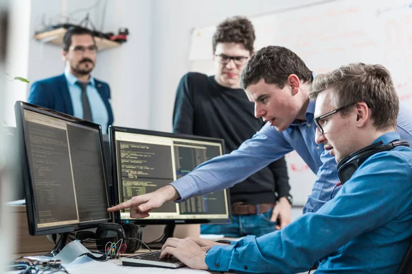 Başlangıç iş ve Girişimcilik problem çözme. Genç AI programcılar ve yazılım geliştiriciler takım beyin fırtınası ve başlangıç şirket pay ofis masaüstü bilgisayarda programlama.