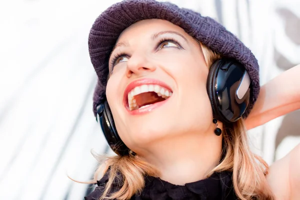 Blonde Caucasian Girl Listening Music Pair Headphones — Stock Photo, Image