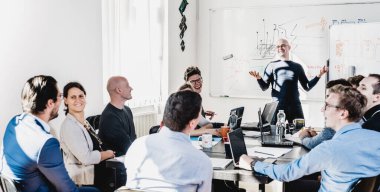 Resmi olmayan rahat bu iş başlangıç şirket toplantı. Tartışmak ve yeni yaklaşımlar ve fikirler iş arkadaşlarınızla Beyin fırtınası takım lideri. Başlangıç işletme ve Girişimcilik kavramı.