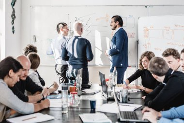 Rahat, gayri resmi bilgi işlem girişimi şirket toplantısı. Takım liderleri iş arkadaşlarıyla yeni yaklaşımları ve fikirleri tartışıyor ve beyin fırtınası yapıyorlar. Girişimcilik ve girişimcilik kavramı.