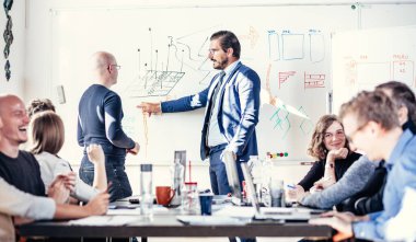 Rahat, gayri resmi bilgi işlem girişimi şirket toplantısı. Takım liderleri iş arkadaşlarıyla yeni yaklaşımları ve fikirleri tartışıyor ve beyin fırtınası yapıyorlar. Girişimcilik ve girişimcilik kavramı.