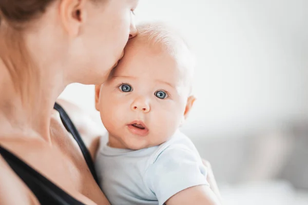 Portret Słodkiego Dziecka Spoczywającego Ramionach Matek Patrzącego Kamerę Nowa Mama Zdjęcia Stockowe bez tantiem