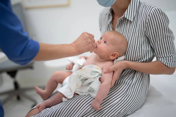 Pediatriker Som Ger Oral Vaccination Mot Rotavirusinfektion Till Ett Litet — Stockfoto
