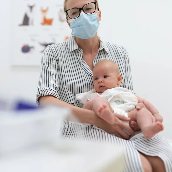 Matka Drží Svého Chlapečka Lékařské Prohlídce Pediatrické Ordinaci — Stock fotografie