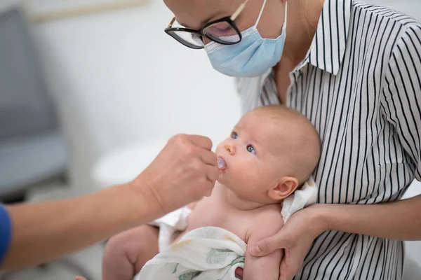 Pediatr Aplikující Perorální Očkování Proti Rotavirové Infekci Malému Dítěti Přítomnosti — Stock fotografie