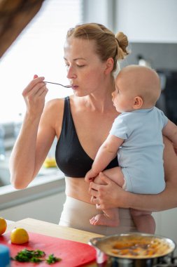 Kadın dört aylık bebeği elinde tutarken yemek pişiriyor ve şok veriyor..