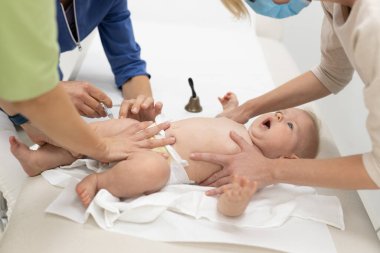 Bebek, annesinin huzurunda pediatrist tarafından aşılanıyor. Difteri, boğmaca, tetanos, hepatit, hemofili, hemofili, pnömokok, polimiyelit aşısı..
