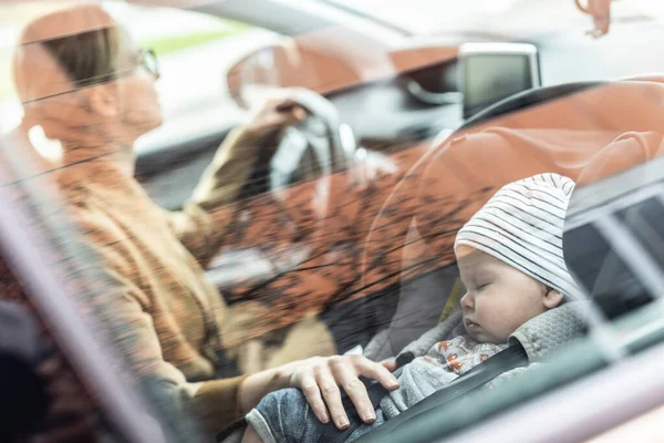 Мать Концентрируется Вождении Семейного Автомобиля Выполняющего Поручения Время Ребенок Спит — стоковое фото