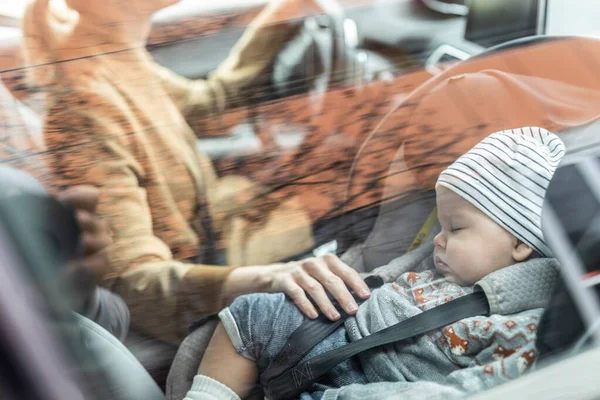Mãe Concentrando Dirigir Carro Família Executando Recados Enquanto Seu Bebê — Fotografia de Stock