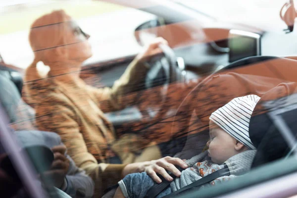 Mãe Concentrando Dirigir Carro Família Executando Recados Enquanto Seu Bebê — Fotografia de Stock