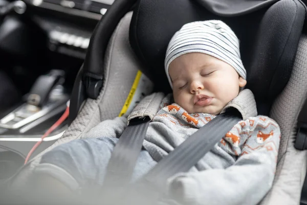 Bonito Menino Dormindo Amarrado Assento Carro Infantil Compartimento Passageiro Durante — Fotografia de Stock