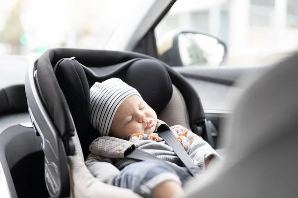 Mignon Petit Garçon Dormant Attaché Dans Siège Auto Pour Bébé — Photo