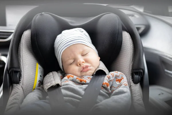 Bonito Menino Dormindo Amarrado Assento Carro Infantil Compartimento Passageiro Durante — Fotografia de Stock