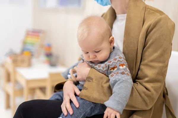 Anne Kucağında Bebeğini Kucağında Tutuyor Doktorun Muayenehanesinde Oturup Kontrol Için — Stok fotoğraf