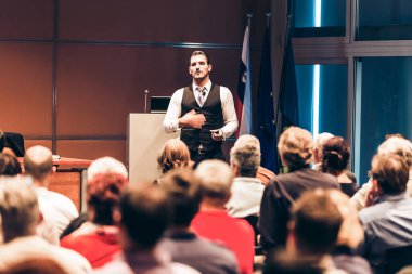 İş Konferansı ve Sunumu Sözcüsü. Konferans salonundaki izleyiciler. İş ve Girişimcilik.
