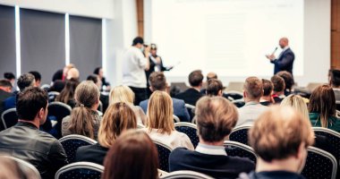 Benim bir sorum var. Bir grup iş adamı konferans salonundaki koltuklarda oturuyor. İş adamı ayağa kalkıp bir soru soruyor. Konferans ve Sunum. İş ve Girişimcilik.