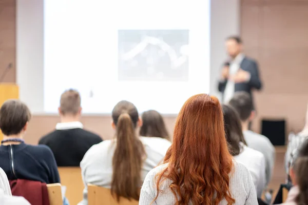 Mluvčí Přednáší Konferenčním Sále Obchodní Akci Zadní Pohled Nepoznatelné Lidi — Stock fotografie