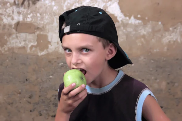 Хлопчик з яблуками . — стокове фото