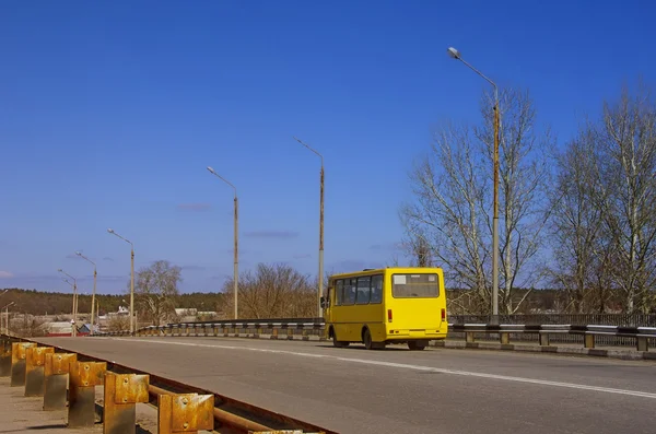 De gele bus. — Stockfoto