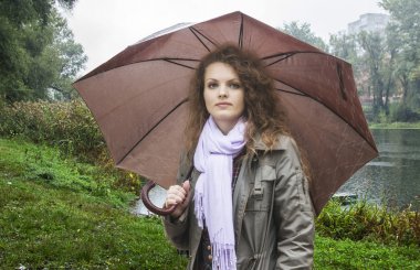 Nehirde sonbahar yürüyüş.