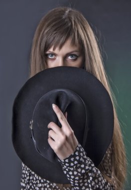 kadın bir erkek şapkası ile.